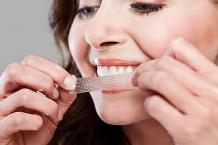 Πώς να χρησιμοποιήσετε τις οδοντικές λευκές λωρίδες;